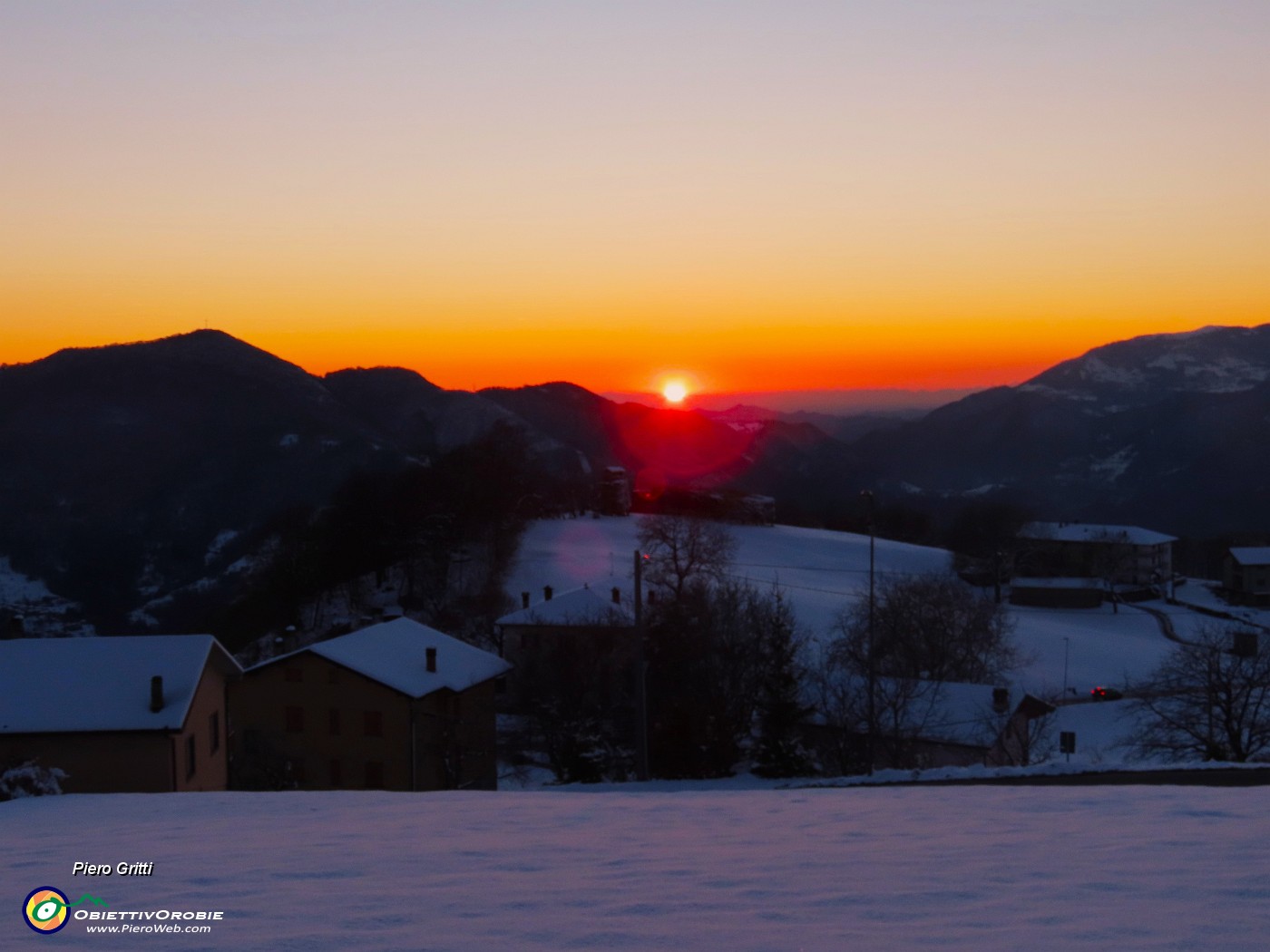 55 Il sole tramonta  tra Canto Alto e Linzone.JPG